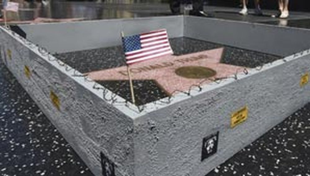 Levantan un muro a la estrella de Donald Trump en Hollywood