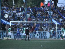 Empate. Donoso ya cabeceó y Boiero no llega. Unión lo empataba pero se cortó la luz y se suspendió el clásico en el Regional Amateur.