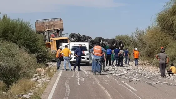 [FOTOS Y VIDEOS] La impotencia de la gente que trató de asistir al chofer atrapado en el camión