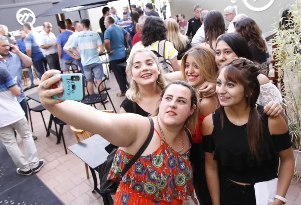 Reencuentros, selfies y votos