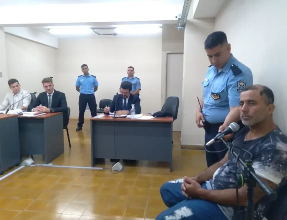 EDUARDO SIXTO  CARRIZO (alias Gitano, derecha) reconocerá su descontrolada reacción homicida. Aceptará 11 años de cárcel.