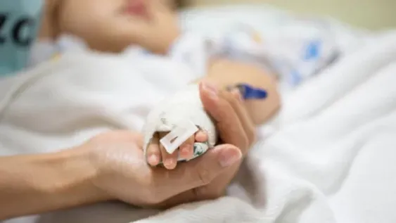 Tiene 6 años y sufrió graves lesiones al ser atropellada por una moto