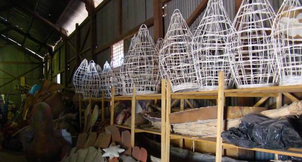 De la luz de los escenarios a dormir apilados en galpones