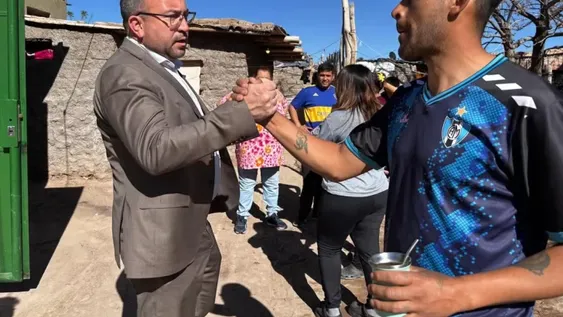 El intendente Miodowsky recorrio Villa Chacabuco para anunciar nuevas obra a los vecinos.