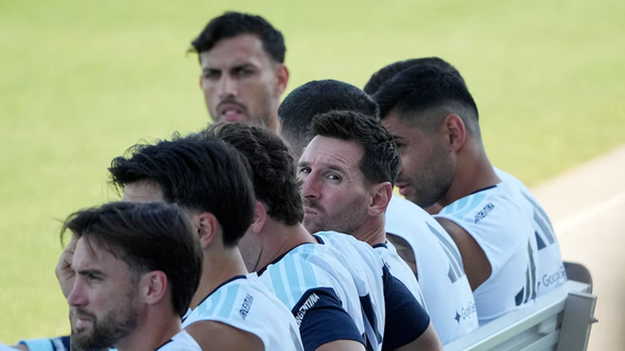 argentina volvio a las practicas tras la remontada ante egipto: como esta cuti romero y el detalle de messi al saltar a la cancha