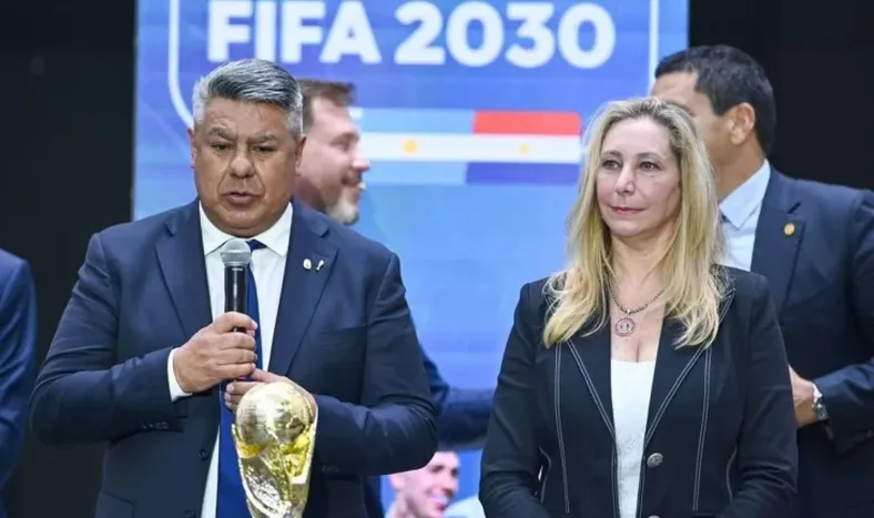 Chiqui Tapia con Karina Milei. A Argentina le tocó un grupo accesible en el Mundial, pero sepuede complicar en 16avos. ¿Una analogía de lo que le podría esperar a la economía local?