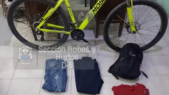 Detuvieron a un hombre y una mujer que golpearon a un ciclista para robarle