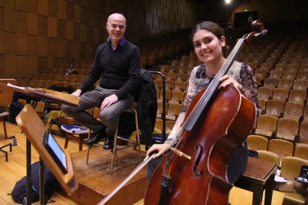 Con chelo y batuta importados