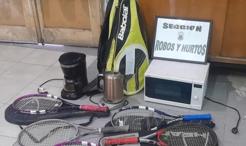 Le rompieron la puerta de la casa para robarle hasta las raquetas de tenis