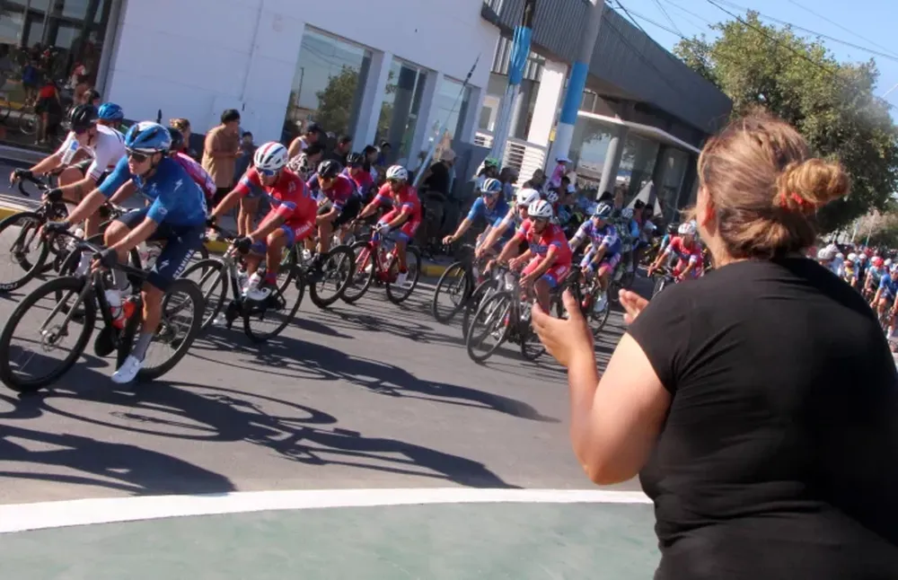 LOS VECINOS DE POCITO salieron ayer a la calle para alentar al pelotón.