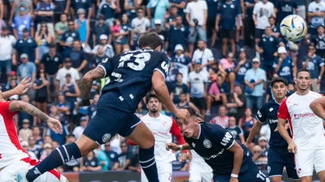 Independiente Rivadavia golpeó en el momento justo y bajó a Independiente en un partidazo en el Gargantini