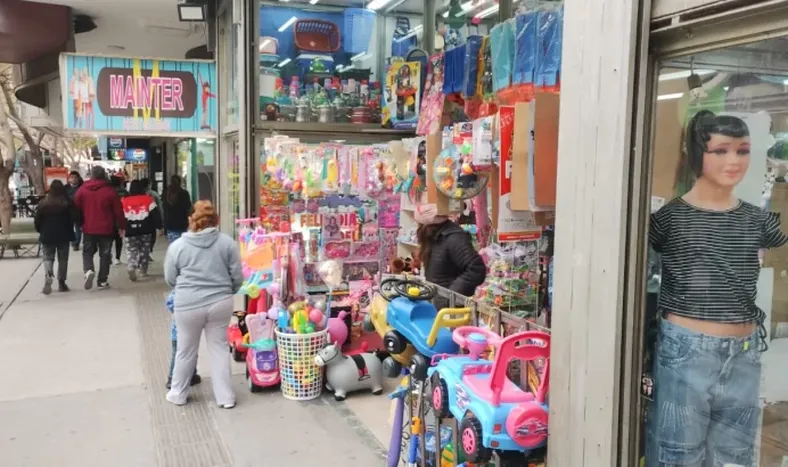 Escaso movimiento en el microcentro sanjuanino en la víspera del Día del Niño