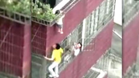 Dramático rescate de una nena que colgaba de un balcón