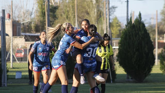 torneo femenino de adepu: calise y el once mandan en la zona a, aston birra lidera en la b