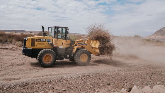 de cara al verano: avanzan los trabajos de limpieza y nivelacion en el perilago del dique ullum