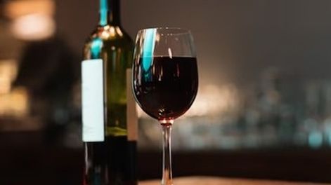 Se negó a darle vino a un amigo en un cumpleaños y casi muere de un palazo en la cabeza