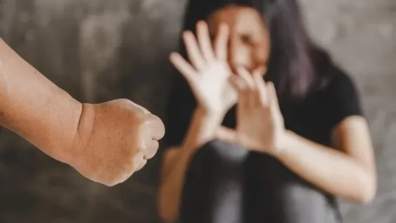 Una mujer fue golpeada por su hermano y terminó en el hospital con la nariz fracturada