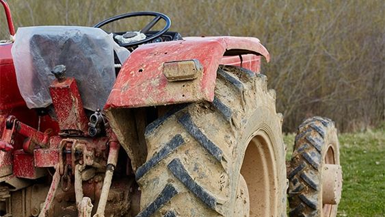 Una nena de 10 años manejaba un tractor, volcó y quedó en grave estado