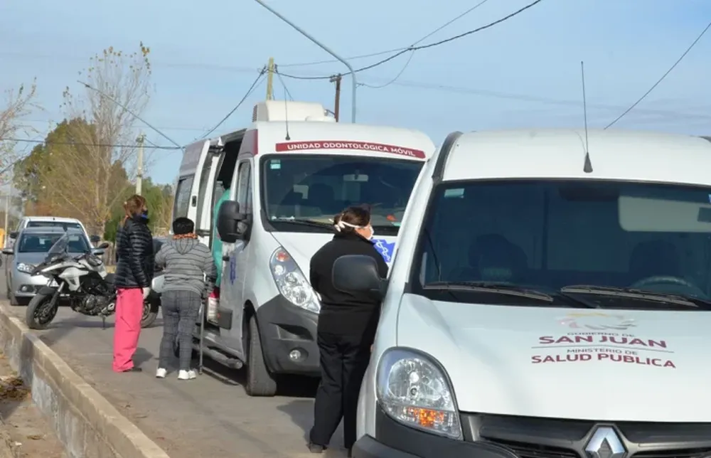 Un móvil de Salud Pública que trasladaba una mujer a diálisis chocó contra 2 vehículos