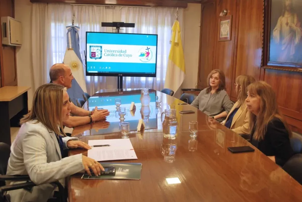 A mediados de diciembre la UCCuyo firmó el convenio de colaboración con EMICAR y American Advisor.