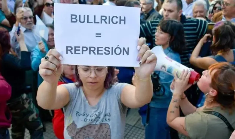 Escrache a Patricia Bullrich: insultos y hasta escupitajos