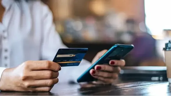 ATENCIÓN. Por home banking o vía electrónica la compra de dólares es sin límite. En efectivo sólo se pueden comprar 100 dólares por mes calendario.