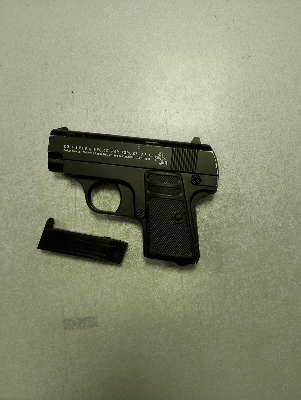 El arma que usó el delincuente para amenazar a los policías mientras huía.&nbsp;