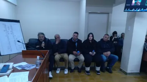 De izquierda a derecha, los imputados Oscar Díaz, Víctor Dávila, Martín Gastón Díaz, su hija Alexiana, y José Alberto Díaz.