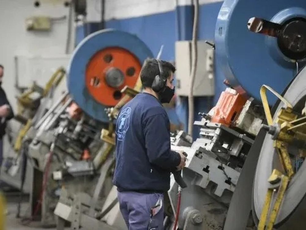 Multarán a las empresas que no paguen el bono y habrá restricciones para comprar dólares