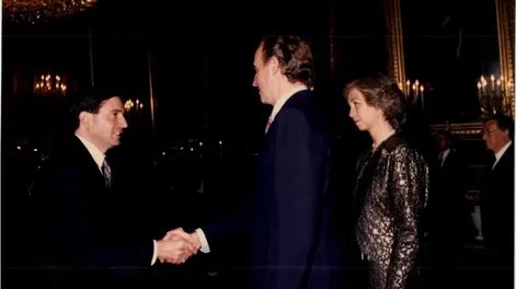 El saludo a los reyes de España, Juan Carlos y Sofía en el palacio real de Madrid y en dos ocasionesentrevistando al ex presidente Adolfo Suárez.