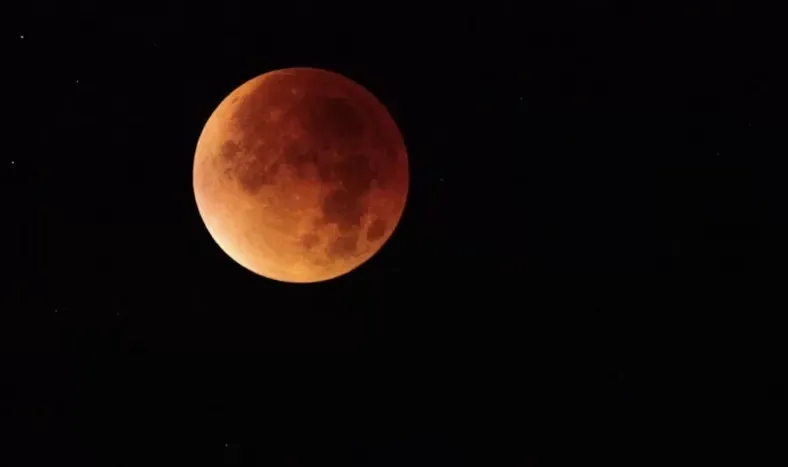 Cómo ver en su máximo esplendor el eclipse lunar total de este viernes 14 de marzo