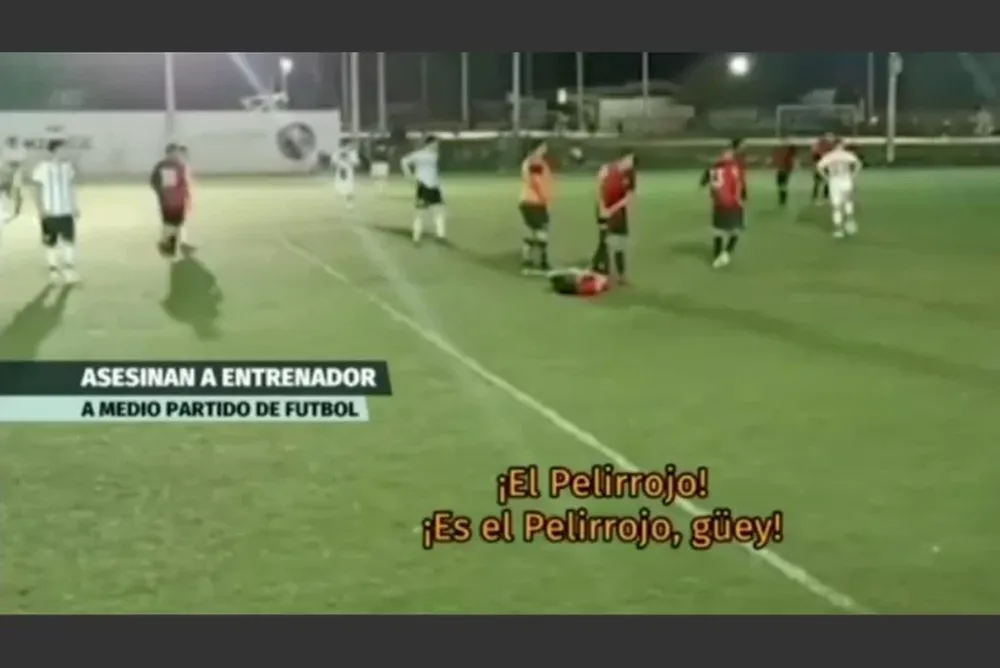 Acribillaron a un DT de fútbol en pleno partido y quedó registrado en una transmisión en vivo