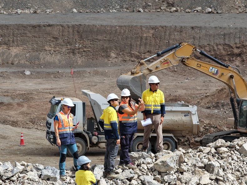 Geólogos de Minería recorren alta montaña para controlar los proyectos mineros
