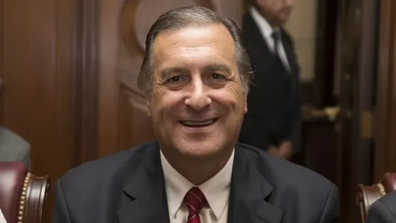 Un histórico senador de la UCR deja la política