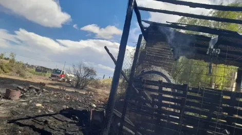 Daños en una casa por culpa de un vecino que encendió fuego para limpiar su lote