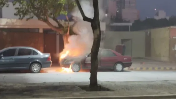 Se incendió un auto en el centro que estaba estacionado en Avenida Alem