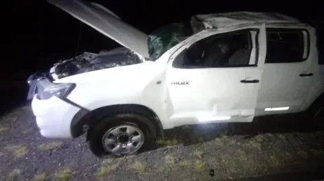 Viajaba solo por Ruta 20, perdió el control y volcó su camioneta