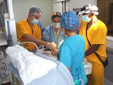 En el Hospital Rawson, los bebés prematuros son intervenidos quirúrgicamente en Neonatología, sin tener que trasladarlos al quirófano. En el Hospital Rawson, los bebés prematuros son intervenidos quirúrgicamente en Neonatología, sin tener que trasladarlos al quirófano.
