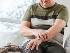 pacientes con parkinson reclaman por faltante de un remedio, los motivos de la escasez