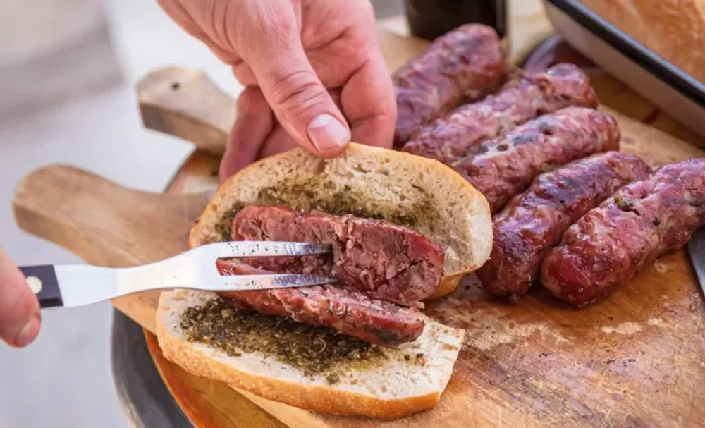 Ante la suba del dólar blue, una parrilla dejó de vender el choripán en pesos y es furor