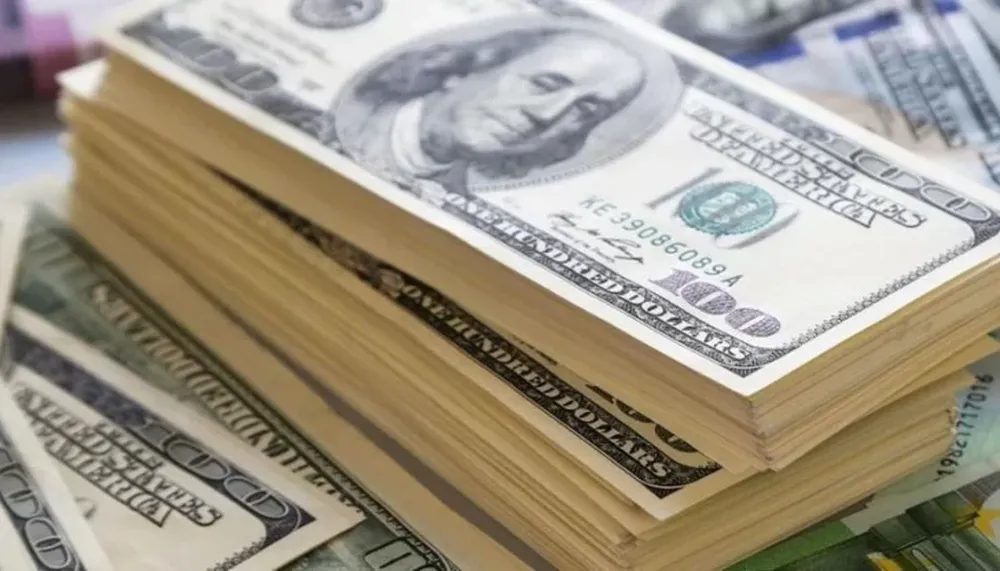 El dólar bajó 10 centavos y se acercó a su mínimo mensual
