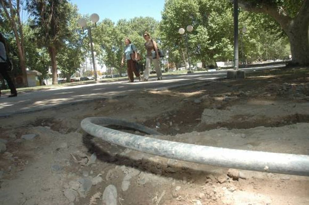 Salen a reparar los daños que dejó la obra cloacal