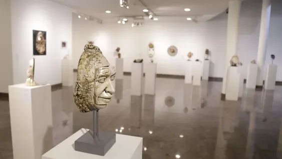 DEBUT. 52 ceramistas de la Agrupación, junto a los invitados Silvina Martínez y Luis Fernández Mota, exponen sus máscaras. 