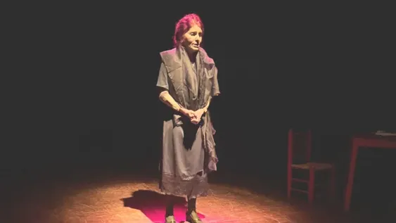 Una mujer triste que la hace muy feliz