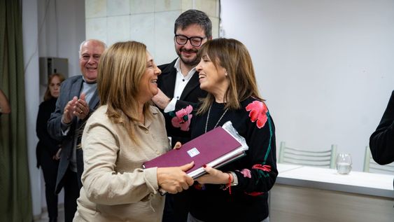 Susana Laciar haciendo entrega d ela documentación.