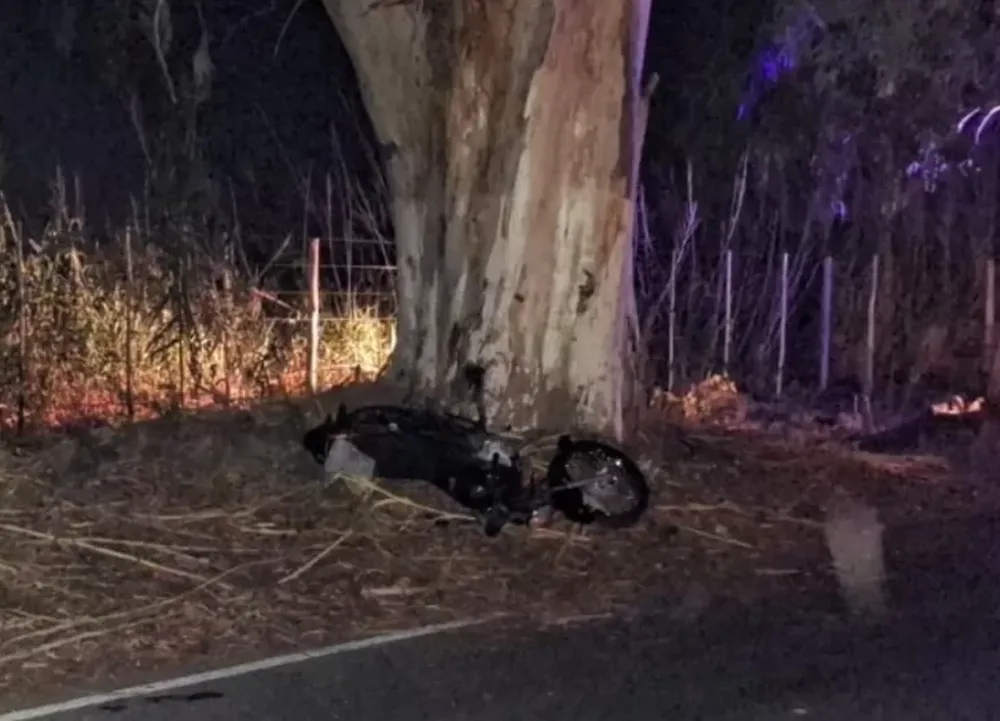 Perdió el control de su moto, chocó contra un árbol y cayó a una acequia: fue hospitalizado