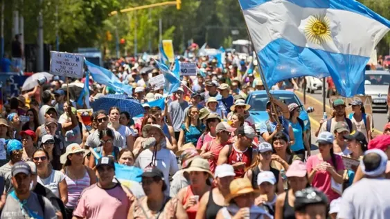 Una multitudinaria marcha en Mendoza por cambios en normas de la minería