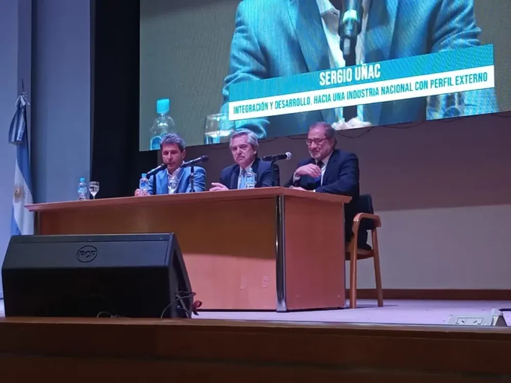 Fernández habló del “panorama desolador” en el país pero aseguró que “siempre nos levantamos”