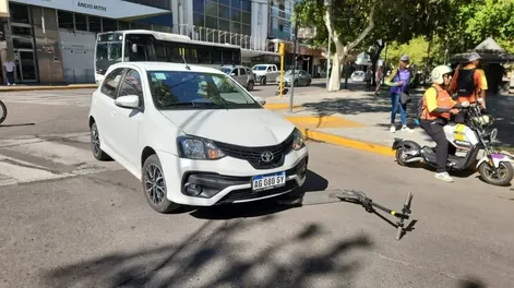 En un cruce céntrico, un auto chocó a una joven en monopatín y terminó en el Hospital