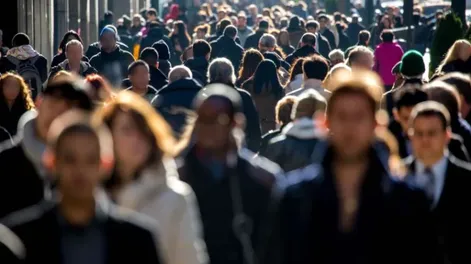 Cuáles son las provincias que disponen de más fondos por habitante sumando recursos propios y envíos del gobierno nacional y en qué posición se ubica San Juan